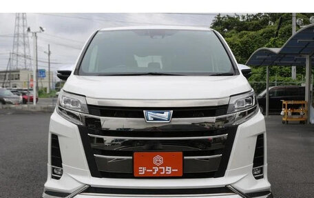 Toyota Noah III, 2021 год, 2 050 000 рублей, 2 фотография