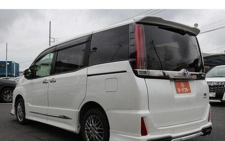 Toyota Noah III, 2021 год, 2 050 000 рублей, 7 фотография