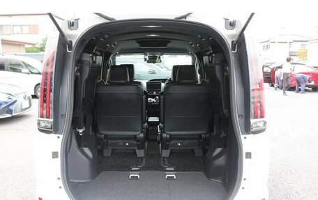 Toyota Noah III, 2021 год, 2 050 000 рублей, 11 фотография