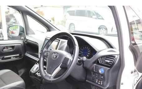 Toyota Noah III, 2021 год, 2 050 000 рублей, 13 фотография