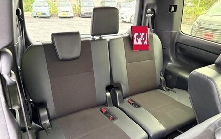 Toyota Noah III, 2021 год, 2 145 000 рублей, 17 фотография