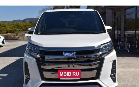 Toyota Noah III, 2021 год, 2 110 000 рублей, 2 фотография