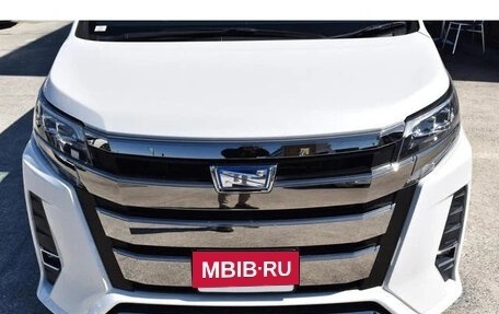 Toyota Noah III, 2021 год, 2 110 000 рублей, 3 фотография