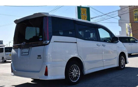 Toyota Noah III, 2021 год, 2 110 000 рублей, 8 фотография