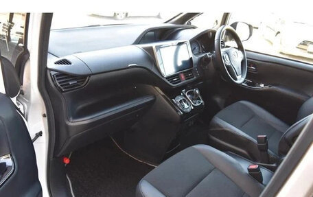Toyota Noah III, 2021 год, 2 110 000 рублей, 13 фотография