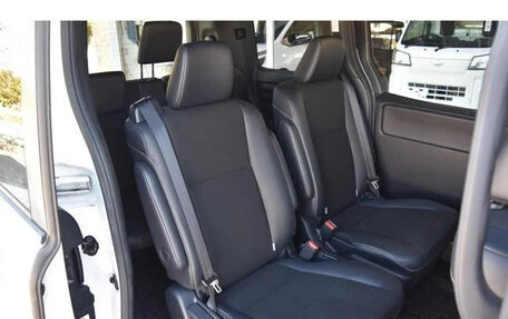 Toyota Noah III, 2021 год, 2 110 000 рублей, 14 фотография