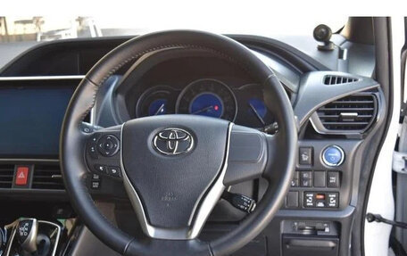 Toyota Noah III, 2021 год, 2 110 000 рублей, 12 фотография