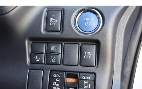 Toyota Noah III, 2021 год, 2 110 000 рублей, 18 фотография