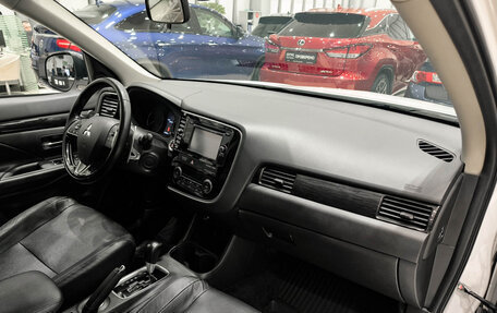 Mitsubishi Outlander III рестайлинг 3, 2016 год, 2 250 000 рублей, 15 фотография