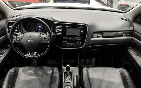Mitsubishi Outlander III рестайлинг 3, 2016 год, 2 250 000 рублей, 18 фотография