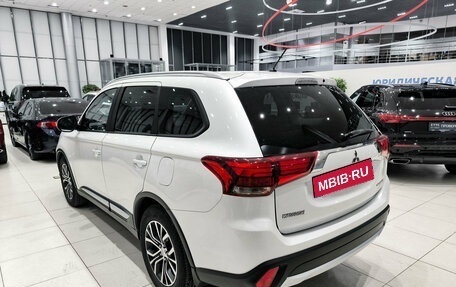 Mitsubishi Outlander III рестайлинг 3, 2016 год, 2 250 000 рублей, 11 фотография