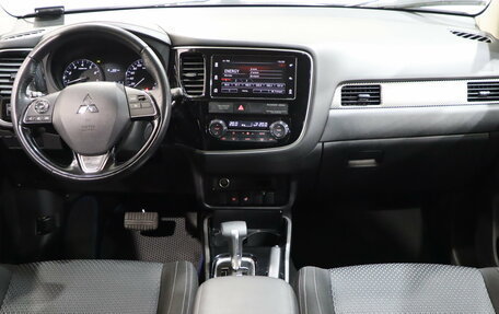 Mitsubishi Outlander III рестайлинг 3, 2018 год, 1 750 000 рублей, 8 фотография