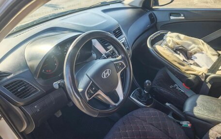 Hyundai Solaris II рестайлинг, 2015 год, 950 000 рублей, 2 фотография