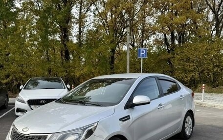 KIA Rio III рестайлинг, 2013 год, 810 000 рублей, 2 фотография