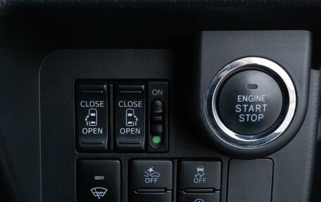 Toyota Roomy I, 2018 год, 1 075 000 рублей, 21 фотография