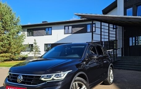 Volkswagen Tiguan II, 2021 год, 3 800 000 рублей, 2 фотография