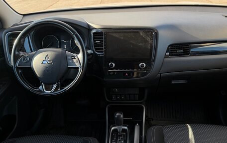 Mitsubishi Outlander III рестайлинг 3, 2020 год, 1 880 000 рублей, 10 фотография