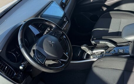 Mitsubishi Outlander III рестайлинг 3, 2020 год, 1 880 000 рублей, 11 фотография