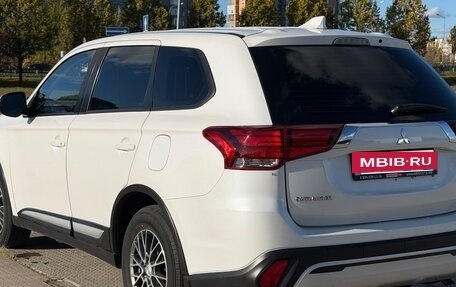 Mitsubishi Outlander III рестайлинг 3, 2020 год, 1 880 000 рублей, 4 фотография