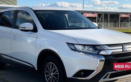 Mitsubishi Outlander III рестайлинг 3, 2020 год, 1 880 000 рублей, 2 фотография