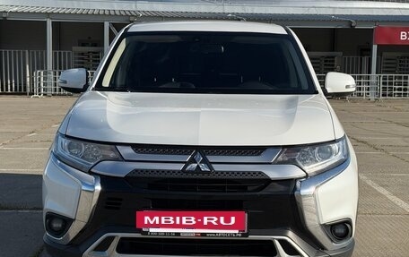 Mitsubishi Outlander III рестайлинг 3, 2020 год, 1 880 000 рублей, 7 фотография