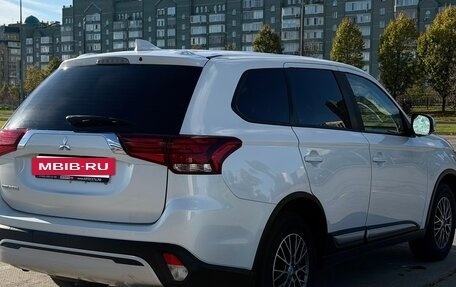 Mitsubishi Outlander III рестайлинг 3, 2020 год, 1 880 000 рублей, 3 фотография