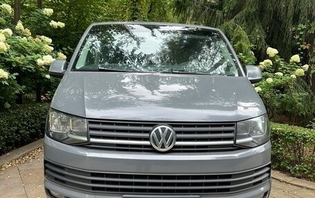 Volkswagen Caravelle T6 рестайлинг, 2016 год, 2 150 000 рублей, 3 фотография