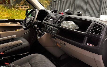 Volkswagen Caravelle T6 рестайлинг, 2016 год, 2 150 000 рублей, 13 фотография