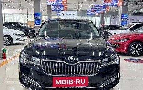 Skoda Superb III рестайлинг, 2023 год, 1 990 004 рублей, 2 фотография