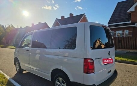 Volkswagen Caravelle T6 рестайлинг, 2019 год, 3 250 000 рублей, 2 фотография