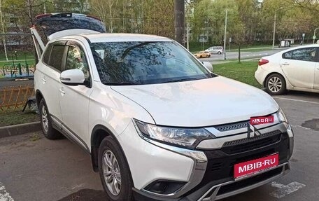 Mitsubishi Outlander III рестайлинг 3, 2019 год, 2 000 000 рублей, 1 фотография