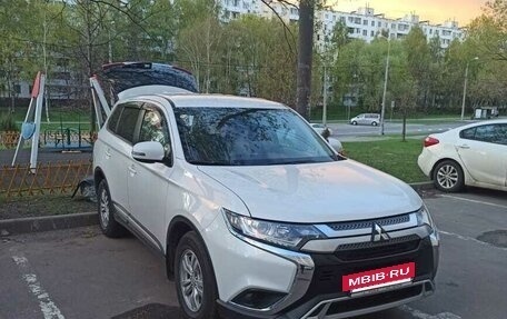 Mitsubishi Outlander III рестайлинг 3, 2019 год, 2 000 000 рублей, 3 фотография