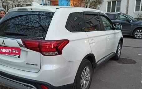 Mitsubishi Outlander III рестайлинг 3, 2019 год, 2 000 000 рублей, 2 фотография