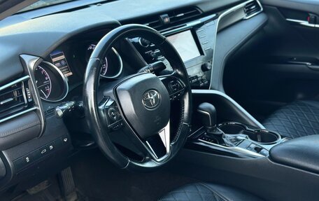 Toyota Camry, 2018 год, 1 900 000 рублей, 6 фотография