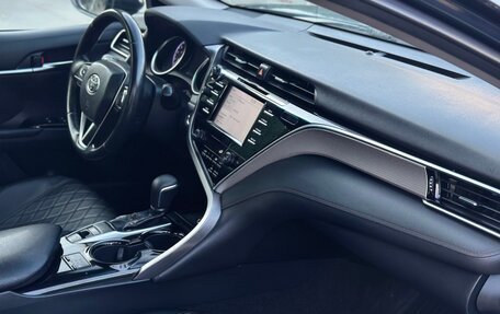 Toyota Camry, 2018 год, 1 900 000 рублей, 9 фотография