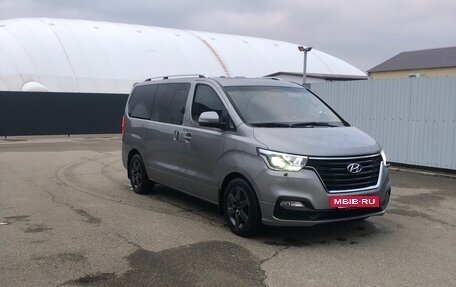Hyundai Grand Starex Grand Starex I рестайлинг 2, 2011 год, 2 610 000 рублей, 2 фотография