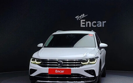 Volkswagen Tiguan II, 2021 год, 2 000 606 рублей, 2 фотография