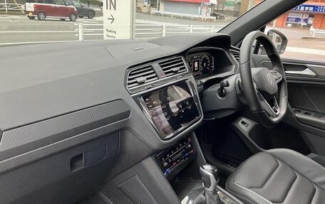 Volkswagen Tiguan II, 2023 год, 2 450 000 рублей, 22 фотография