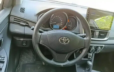Toyota Yaris XP150 рестайлинг, 2021 год, 959 000 рублей, 10 фотография