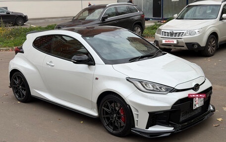 Toyota Yaris, 2024 год, 4 900 000 рублей, 2 фотография