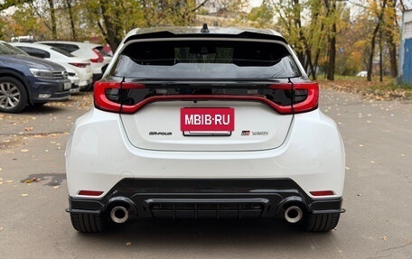 Toyota Yaris, 2024 год, 4 900 000 рублей, 11 фотография