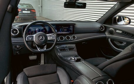 Mercedes-Benz E-Класс, 2019 год, 3 025 000 рублей, 21 фотография