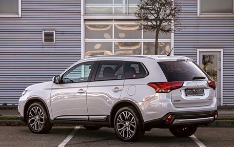 Mitsubishi Outlander III рестайлинг 3, 2017 год, 1 555 000 рублей, 4 фотография