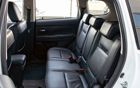 Mitsubishi Outlander III рестайлинг 3, 2017 год, 1 555 000 рублей, 16 фотография