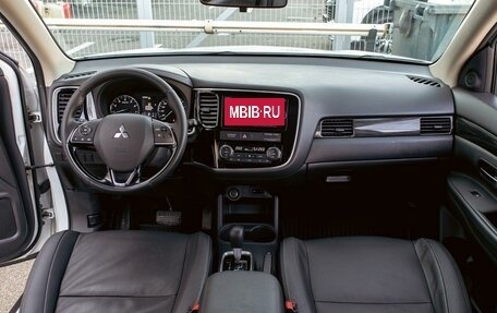 Mitsubishi Outlander III рестайлинг 3, 2017 год, 1 555 000 рублей, 15 фотография