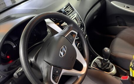 Hyundai Solaris II рестайлинг, 2012 год, 1 200 000 рублей, 24 фотография