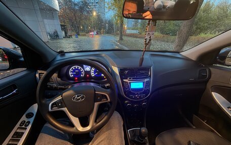 Hyundai Solaris II рестайлинг, 2012 год, 1 200 000 рублей, 22 фотография