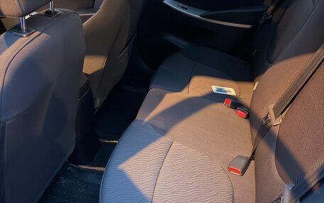 Hyundai Solaris II рестайлинг, 2012 год, 1 200 000 рублей, 27 фотография