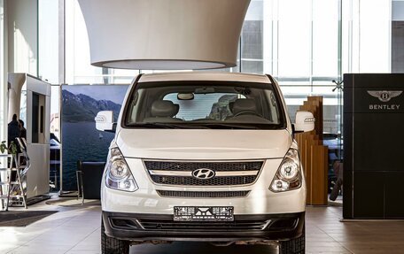 Hyundai Grand Starex Grand Starex I рестайлинг 2, 2015 год, 1 975 000 рублей, 2 фотография