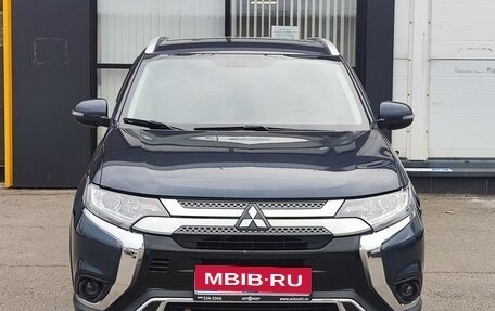 Mitsubishi Outlander III рестайлинг 3, 2019 год, 1 989 000 рублей, 2 фотография